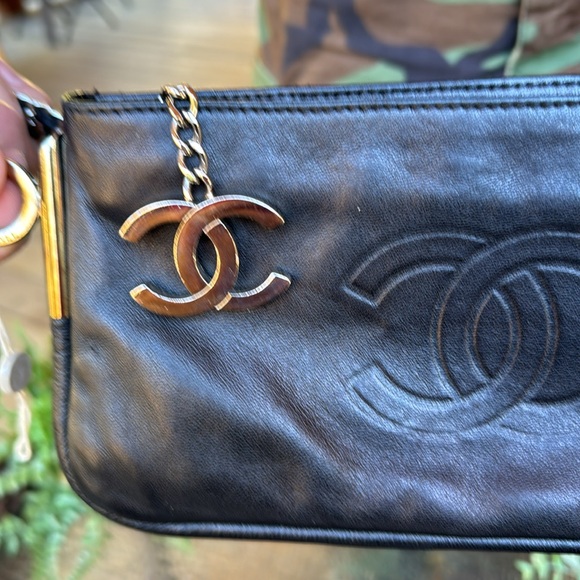 CHANEL LAMBSKIN POUCHETTE - Picture 8 of 8